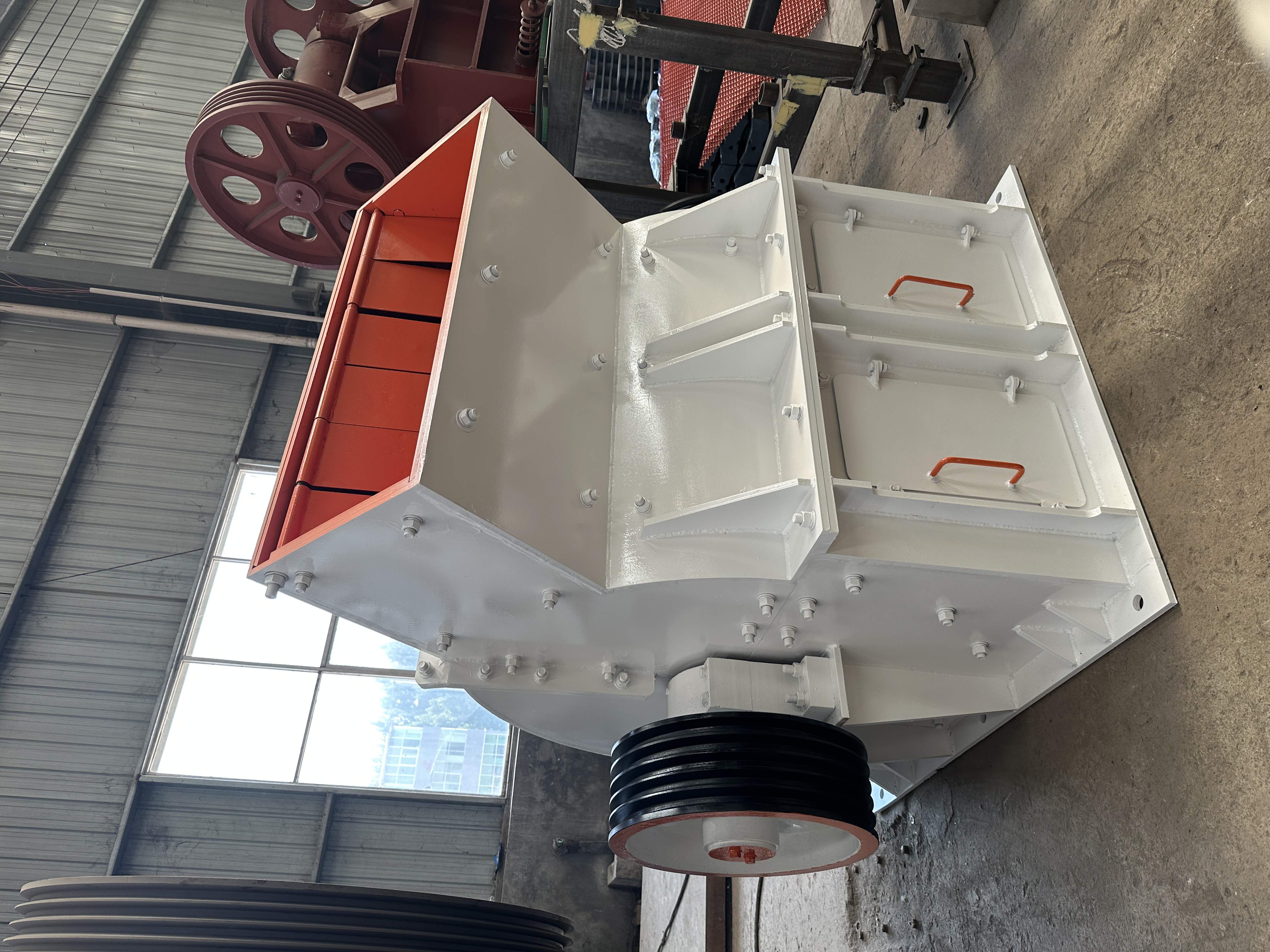 6月13日1000型錘式破碎機發(fā)貨